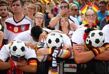 Seguidores alemanes se lamentan tras la eliminación de su selección en la primera ronda del Mundial de Rusia.