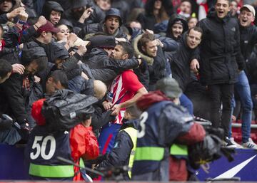 Diego Costa celebra con la grada el 2-0.