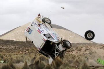 Impresionante accidente de Juan Manuel Silva y su copiloto Pablo Sisterna, en el que su Mercedes dio varias vueltas de campana durante la séptima etapa del Dakar.