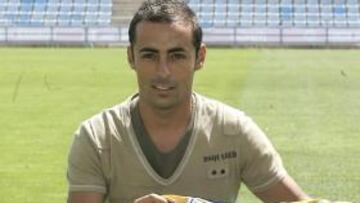 Diego Castro posa con la camiseta del Getafe en su presentación.