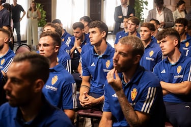 La plantilla del Real Zaragoza, durante la recepción en el Ayuntamiento.