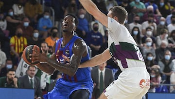 Nigel Hayes se prepara par lanzar ante Abromaitis durante el Barcelona-Unicaja.