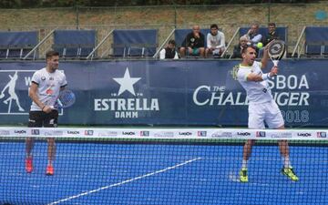 Jos&eacute; Rico y V&iacute;ctor S&aacute;nchez vestidos de blanco durante el pasado Lisboa Challenger.