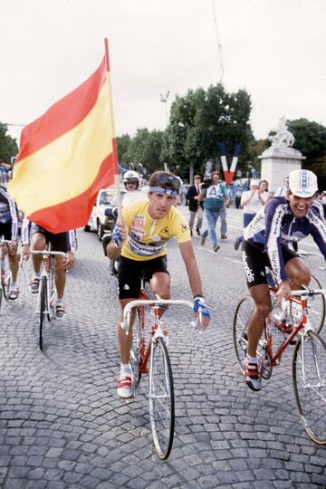 Pedro Delgado celebra su victoria en el Tour de Francia en los Campos Elíseos de París.