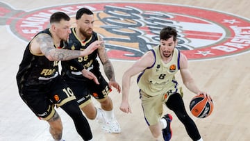MONACO (Monaco), 24/04/2026.- Daniel Theis (L) of AS Monaco, Mike James (C) of AS Monaco, and Dario Brizuela (R) of FC Barcelona in action during the Euroleague Basketball Play-in match between AS Monaco and FC Barcelona, in Monaco, 24 April 2026. (Baloncesto, Euroliga) EFE/EPA/SEBASTIEN NOGIER