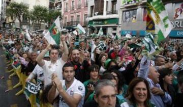 El equipo festeja el ascenso por las calles de Elche.