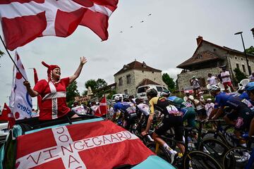 Seguidores del Tour de Francia disfrutando del paso de los ciclistas desde la cuneta