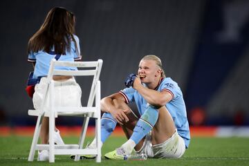 El delantero noruego del Manchester City celebró la victoria en la final de la Champions League 2023 sobre el césped del Estadio Olímpico Atatürk junto a su pareja sentimental Isabel Haugseng.