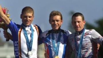 Este es el podio de la prueba contrarreloj de Sydney 2000, con el ruso Viacheslav Ekimov, ganador en el centro, el alemán Jan Ullrich, plata, a la izquierda, y Lance Armstrong a la derecha.