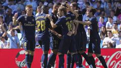 Los jugadores del Madrid celebran su primer gol.