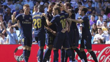 Los jugadores del Madrid celebran su primer gol.