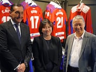 Sophia Yang rodeada por García Amado y Xiaoua Li.