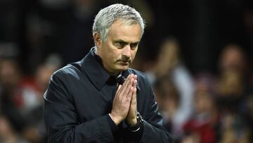 Mourinho quiere 'botar' a la mitad de la defensa del United