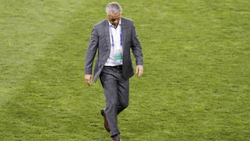 . Toulouse (France), 26/06/2016.- Hungary&#039;s coach Bernd Storck walks off the pitch after the UEFA EURO 2016 round of 16 match between Hungary and Belgium at Stade Municipal in Toulouse, France, 26 June 2016. Hungary lost the match 0-4.
 
 
 (RESTRICTIONS APPLY: For editorial news reporting purposes only. Not used for commercial or marketing purposes without prior written approval of UEFA. Images must appear as still images and must not emulate match action video footage. Photographs published in online publications (whether via the Internet or otherwise) shall have an interval of at least 20 seconds between the posting.) (B&eacute;lgica, Francia, Hungr&iacute;a) EFE/EPA/FEHIM DEMIR EDITORIAL USE ONLY