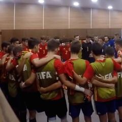 La espectacular arenga de los Sub-17 antes de llegar a la final