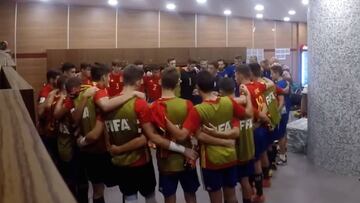 La espectacular arenga de los Sub-17 antes de llegar a la final