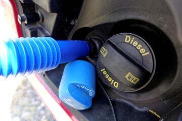 El coche utiliza ADBlue un sistema de depuración de gases imprescindible en los motores diésel para proteger el medio ambiente.