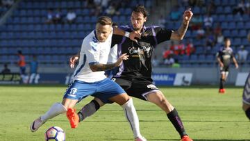 Aar&oacute;n &Ntilde;&iacute;guez y Andre Leao durante el Tenerife vs Valladolid