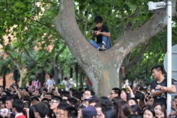 Se provoca una avalancha durante la visita de la superestrella de fútbol David Beckham en la Universidad Tonji en Shanghai. La visita de Beckham a China volvió "caótica", el 20 de junio después de que al menos cinco personas resultaron heridas en una estampida por intentar ver superestrella de fútbol David Beckham.