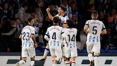 SAN SEBASTIÁN, 15/03/2024.- Los jugadores de la Real Sociedad celebran el primer gol conseguido por Mikel Merino (c) durante el partido de LaLiga disputado este viernes entre la Real Sociedad y el Cádiz FC en el estadio Reale Arena de San Sebastián. EFE/Juan Herrero
