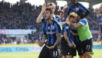 Mauricio Pinilla festeja uno de los goles de Atalanta. Tambi&eacute;n perdi&oacute; un penal. 