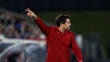 MADRID, 09/12/2023.- El entrenador del Sevilla, Cristian Toro, reacciona durante el encuentro correspondiente a la jornada 11 de Primera División que Real Madrid y Sevilla disputan hoy sábado en el estadio Alfredo Di Stéfano, en Madrid. EFE / Daniel González