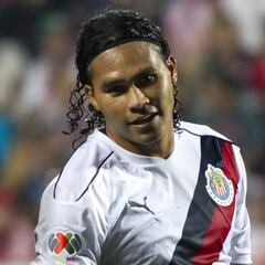 Chivas analiza posibles intercambios por el Gullit Peña