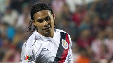 Chivas analiza posibles intercambios por el Gullit Peña