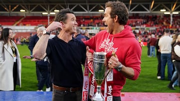 Rob McElhenney y Ryan Reynolds celebran el ascenso.