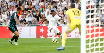 Nuevo centro de Vinicius, que rompió previamente a Mendes con un quiebro. Volvió a encontrar a Benzema, esta vez libre de marca, que solo tuvo que empujar el balón al fondo de la portería.