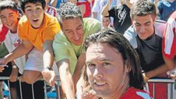 <b>¡POR FIN! </b>Eso fue lo que 250 aficionados gritaron cuando Maniche se enfundó la rojiblanca en el Calderón. Antes, había pasado reconocimiento médico. Después, se entrenó con sus compañeros.