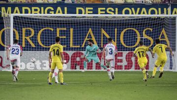 Villarreal&#039;s Gerard Moreno  scores 2-1 from penaty shot    during LaLiga match between Villarreal CF and Deportivo Alaves at  La Ceramica  stadium  In Villarreal  on September  30, 2020.