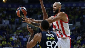 Khem Birch (L) of Fenerbahce in action against Evan Fournier (R) of Olympiacos during the Euroleague basketball match between Fenerbahce Beko and Olympiacos Piraeus in Istanbul, Turkey, 04 October 2024.