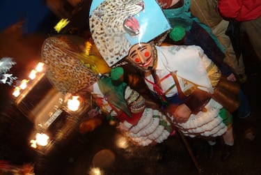 Es uno de los Entroidos más antiguos y tradicionales de Galicia, famoso por los Peliqueiros, la Farrapada, la Bajada de la Morena y otros rituales ancestrales. El Entroido de Laza 2026 se celebrará del 12 al 17 de febrero.