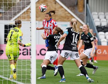 Soccer Football - Women's Champions League - First Qualifying Round - Semi Final - Atletico Madrid v Rosenborg - Meadow Park, Borehamwood, Britain - September 4, 2024 Atletico Madrid's Fiamma Benitez scores their first goal Action Images via Reuters/Peter Cziborra