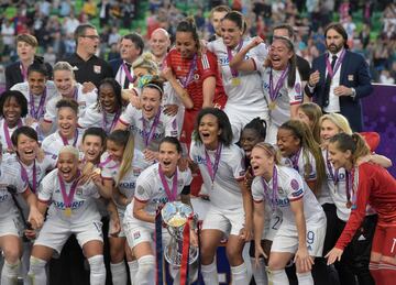 Las jugadoras del Lyon a punto de levantar la Champions Leage tras ganar 4-1 al FC Barcelona en la final de Budapest. 