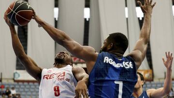 GRA153. SAN SEBASTIAN (GUIPÚZCOA), 29/10/2017.-El alero belga del Bilbao Jonathan Tabu (i) disputa un balón con el pívot estadounidense del Guipuzkoa Danny Agbelese (c) durante el partido correspondiente a la sexta jornada de la Liga Endesa disputado hoy en la cancha de Illumbe en San Sebastián. EFE/Juan Herrero