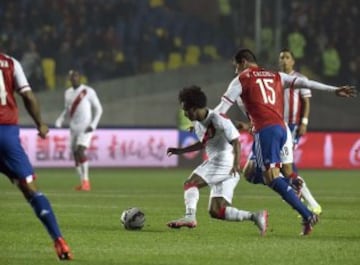 Paraguay's midfielder Victor Caceres (R) vies for the ball with Peru's forward Jose Reyna  during the Copa America third place football match in Concepcion, Chile on July 3, 2015. AFP PHOTO / JUAN BARRETO