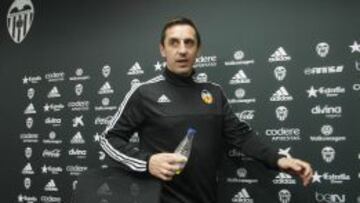 Gary Neville, en rueda de prensa.