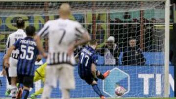 El equipo de Gary Medel cay&oacute; en penales en semifinales de la Copa Italia.