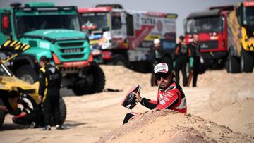 Toyota&#039;s Spanish driver Fernando Alonso reacts after the neutralisation of the race due to strong winds during the Stage 10 of the Dakar 2020 between Haradh and Shubaytah, Saudi Arabia, on January 15, 2020. - Dakar debutant Fernando Alonso, the two-time former Formula One champion, lost more than an hour after double rolling his Toyota, an accident that saw the Spaniard carry on driving with no windscreen. (Photo by FRANCK FIFE / AFP)