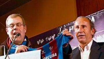 <b>OVACIONADOS. </b>Tomás Guasch y Petón, el pasado jueves en el acto de presentación del himno.