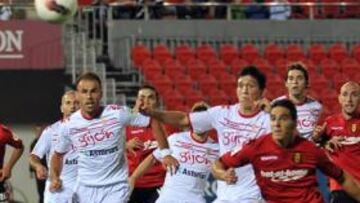 <b>CONCENTRACIÓN DEFENSIVA. </b>Caparrós quiere evitar que se repitan los errores del partido contra el Sporting.