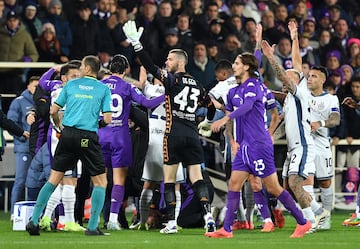 Edoardo Bove, de la Fiorentina, se desplomó al suelo durante el partido entre Fiorentina e Inter