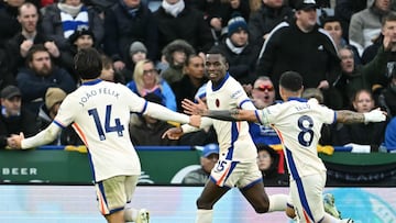 Chelsea's Senegalese striker #15 Nicolas Jackson (C) celebrates with teammates after scoring the opening goal of the English Premier League football match between Leicester City and Chelsea at King Power Stadium in Leicester, central England on November 23, 2024. (Photo by JUSTIN TALLIS / AFP) / RESTRICTED TO EDITORIAL USE. No use with unauthorized audio, video, data, fixture lists, club/league logos or 'live' services. Online in-match use limited to 120 images. An additional 40 images may be used in extra time. No video emulation. Social media in-match use limited to 120 images. An additional 40 images may be used in extra time. No use in betting publications, games or single club/league/player publications. /