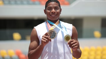 José Luis Mandros en el estadio atlético de la Videna.