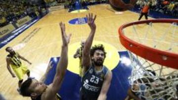 Sergio Llull penetra a canasta.