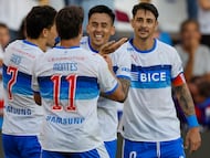 Futbol, Universidad Catolica vs Palestino.
Fecha 8, Liga de Primera 2026.
El jugador de Universidad Catolica Matias Palavecino, centro, celebra con sus companeros tras marcar un gol contra Palestino durante el partido de la Liga de primera disputado en el Claro Arena de Santiago, Chile.
02/04/2026
Andres Pina/Photosport
Football, Universidad Catolica vs Palestino.
8th turn, 2026 First division League.
Universidad Catolica player Matias Palavecino, center, celebrates with teammates after scoring against Palestino during a first division match at Claro Arena stadium in Santiago, Chile.
02/04/2026
Andres Pina/Photosport