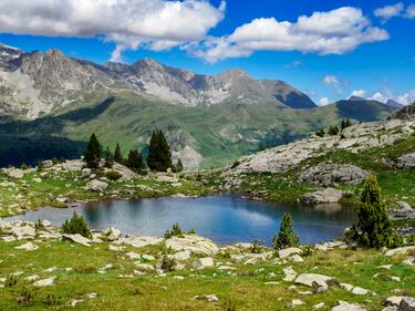 Está situado entre Aragón (España) y Alto Garona (Francia), cerca de la localidad de Benasque. Forma parte del Parque Natural Posets-Maladeta. El tipo de roca es metamórficas. En verano, la dificultad técnica es mínima y es una ruta clásica para iniciarse en el montañismo de altura. 