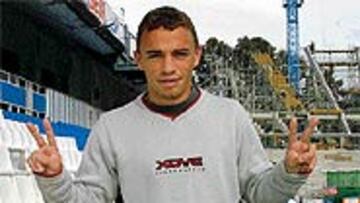 <B>ATERRIZA EN CÓRDOBA</B>. Pato llega a la ciudad de la Mezquita procedente del Málaga.